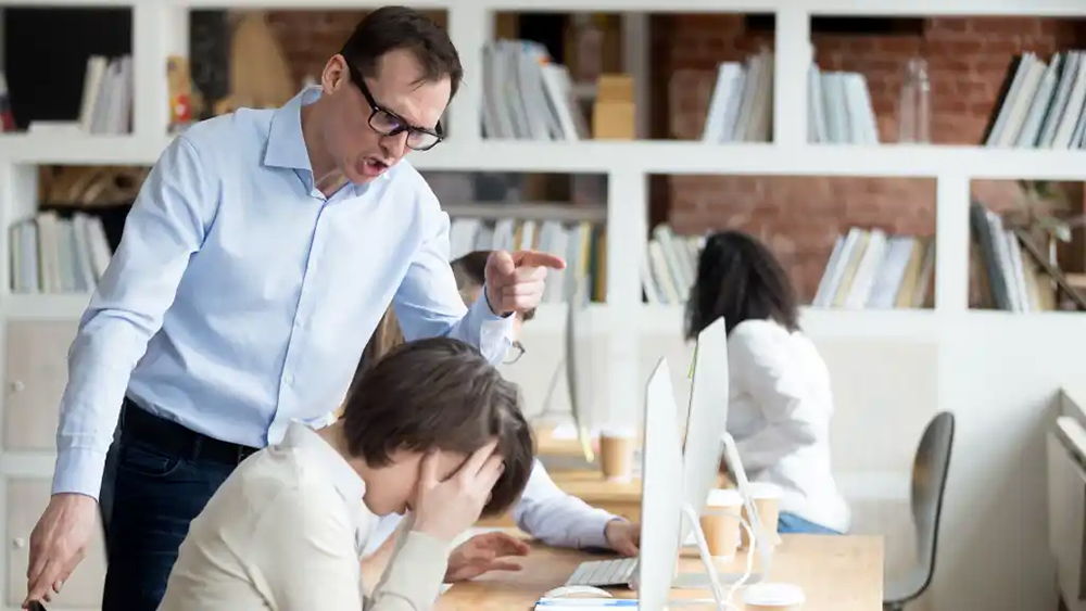 RED LATINA STL, RED LATINA PERIODICO, INCOHERENTRE, SINDROME, JEFE, EMPLEADOS, TRATO